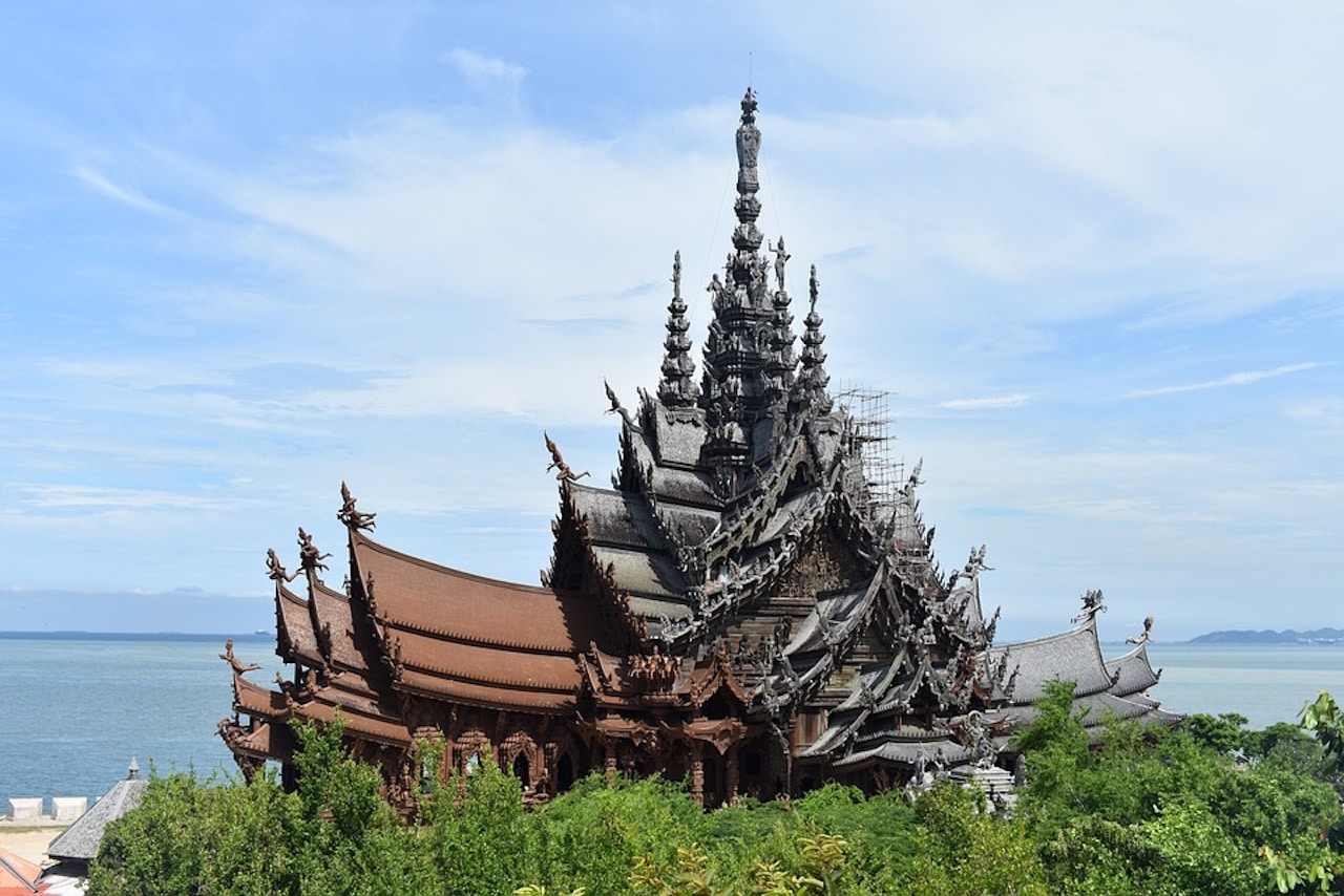 Sanctuary of Truth Pattaya aus Teakholz mit filigranen Schnitzereien und Blick auf das Meer
